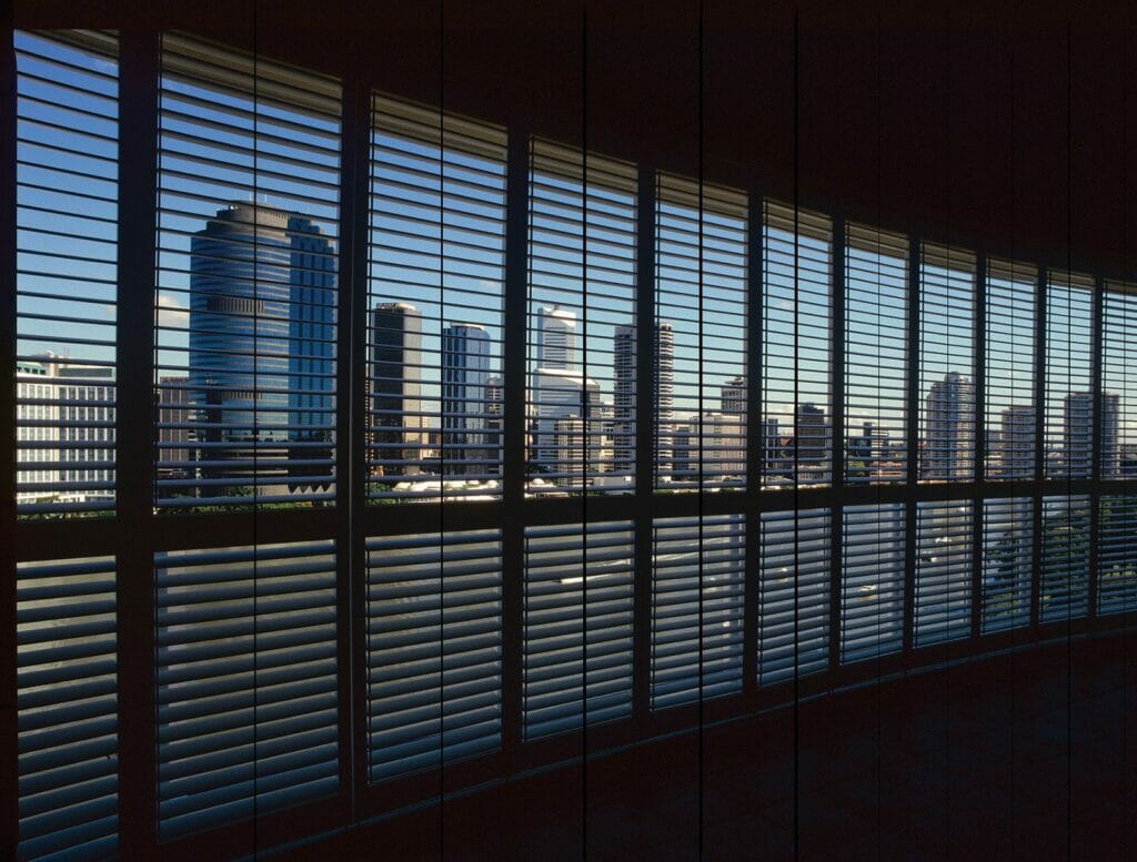 Pearl • 2½ inch louver • Divider Rail • Tilt Bar Pearl • 2½ inch louver • Divider Rail • Tilt Bar