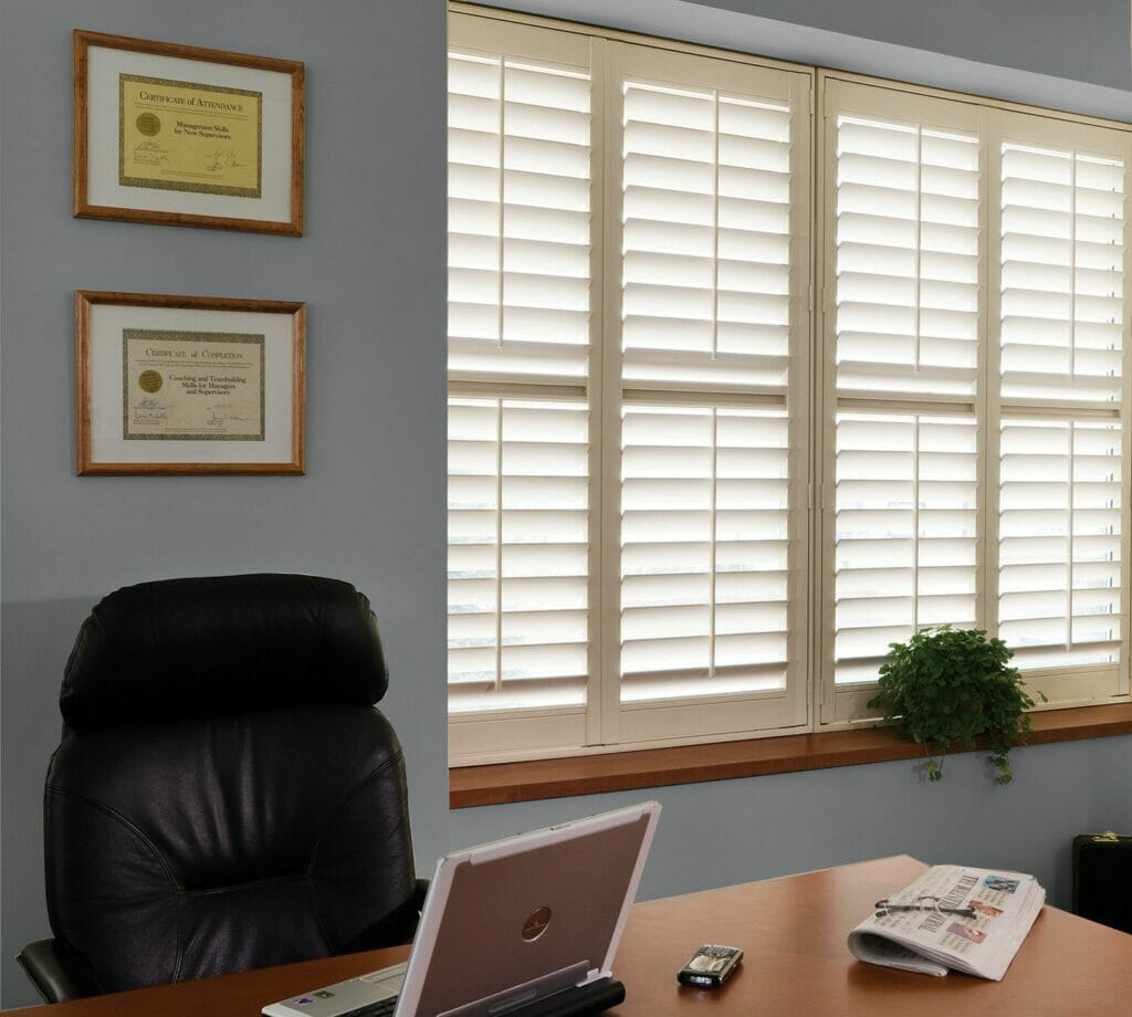 Pearl • 3½ inch louver • Deluxe Divider Rail • Tilt Bar Pearl • 3½ inch louver • Deluxe Divider Rail • Tilt Bar