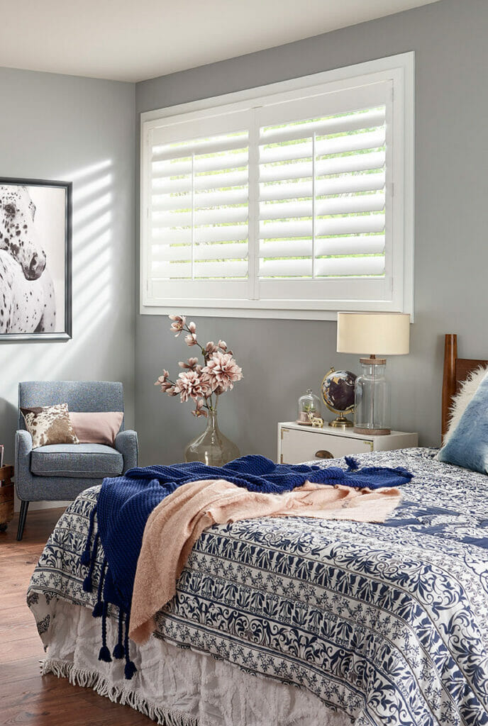 Cotton • 3 1/2 inch louvers • Bullnose Z Frame • Tilt Bar Cotton • 3 1/2 inch louvers • Bullnose Z Frame • Tilt Bar